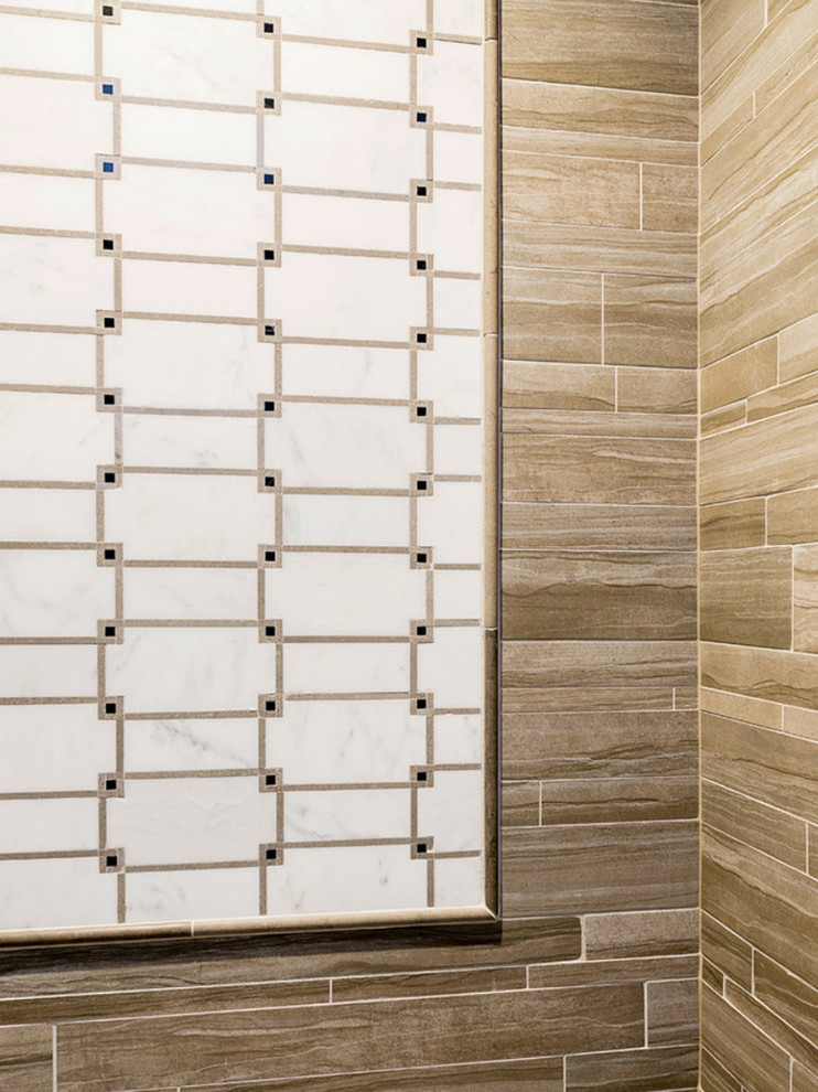 Foto di una stanza da bagno design con piastrelle a mosaico