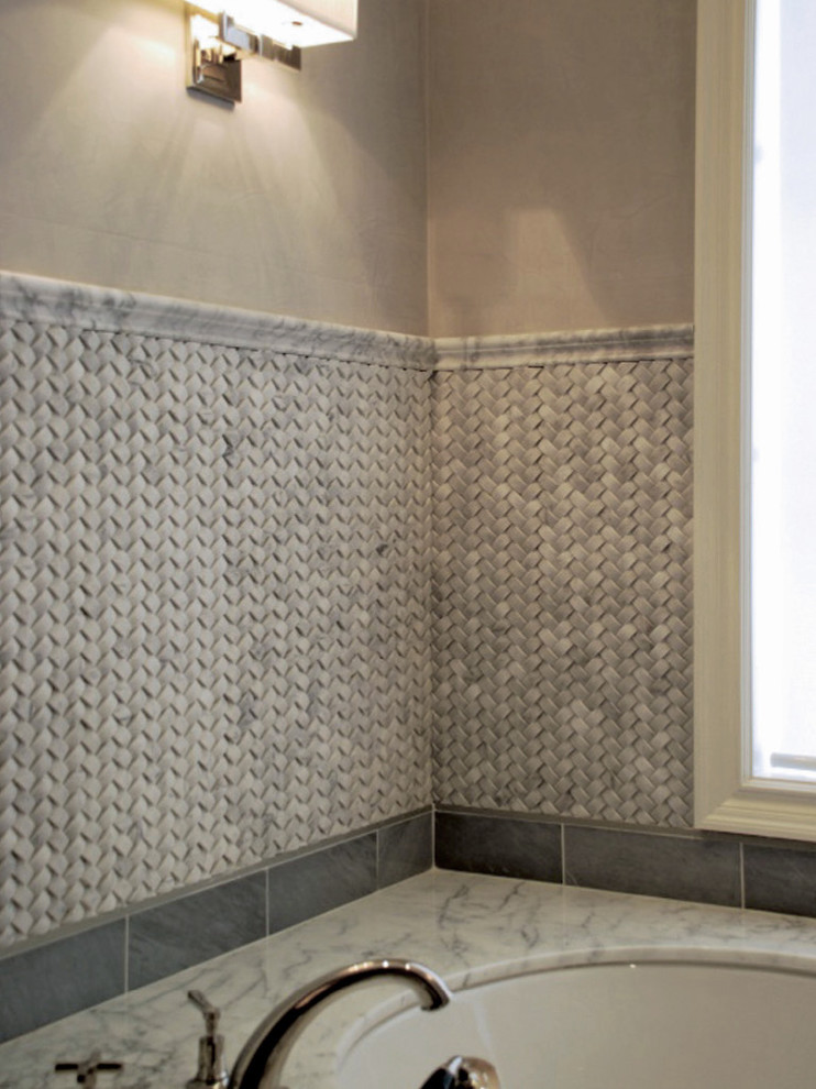 Immagine di una stanza da bagno design con piastrelle a mosaico e pareti multicolore