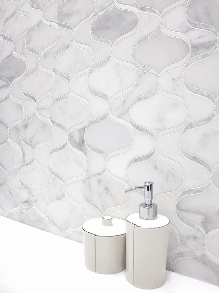 Ispirazione per una stanza da bagno contemporanea con piastrelle bianche e piastrelle a mosaico