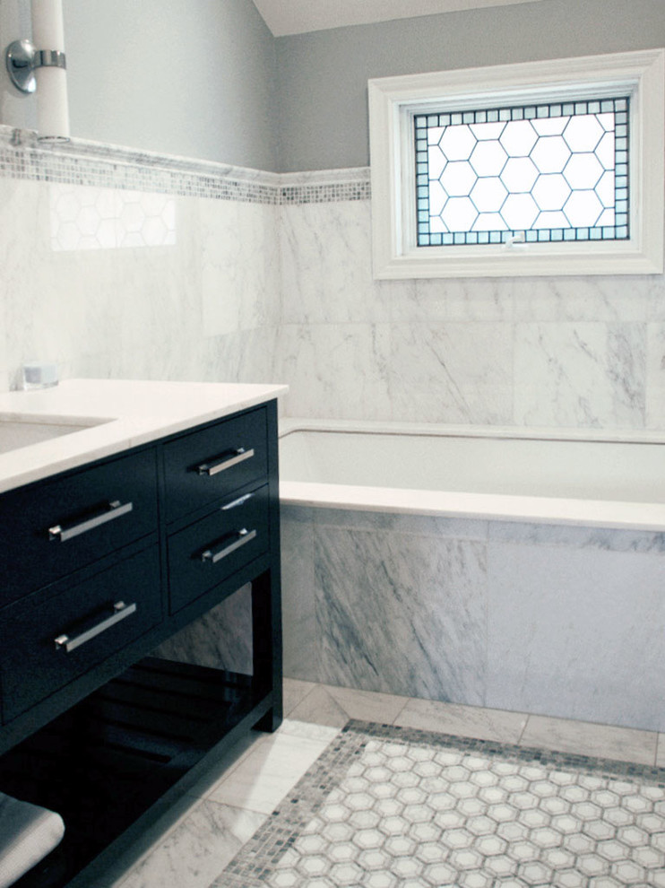 Bild på ett funkis badrum, med vit kakel, mosaik och mosaikgolv