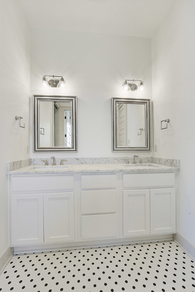 Пример оригинального дизайна: ванная комната среднего размера в современном стиле с фасадами в стиле шейкер, белыми фасадами, керамической плиткой, белыми стенами, полом из керамической плитки, монолитной раковиной и столешницей из искусственного кварца