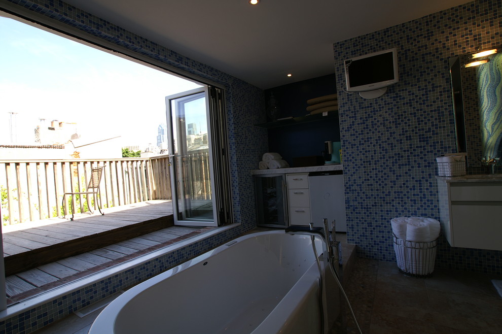 На фото: большая баня и сауна в восточном стиле с стеклянными фасадами, белыми фасадами, отдельно стоящей ванной, синей плиткой, плиткой из листового стекла, синими стенами, полом из известняка, врезной раковиной и мраморной столешницей с