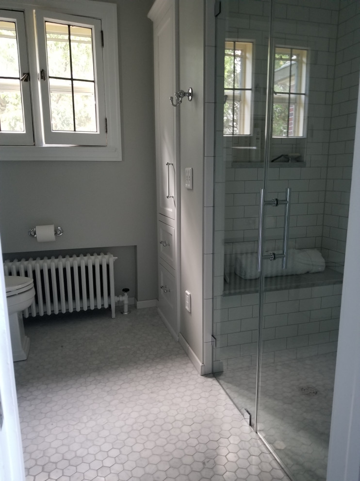Inspiration pour une salle d'eau traditionnelle de taille moyenne avec une douche à l'italienne, WC séparés, un mur gris, un sol en marbre, un lavabo de ferme, un sol gris et une cabine de douche à porte battante.