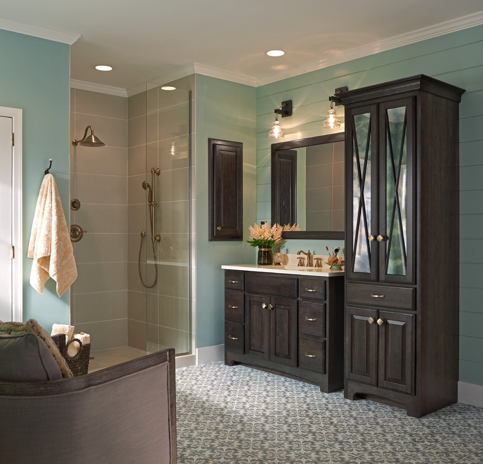 Foto di una grande stanza da bagno padronale tradizionale con ante con bugna sagomata e ante in legno bruno