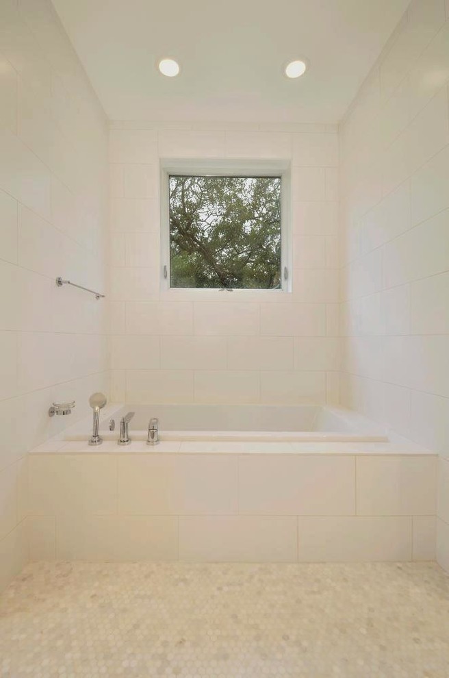 Modelo de cuarto de baño principal moderno de tamaño medio con bañera empotrada, baldosas y/o azulejos blancos, baldosas y/o azulejos de porcelana, paredes blancas, suelo con mosaicos de baldosas y suelo blanco