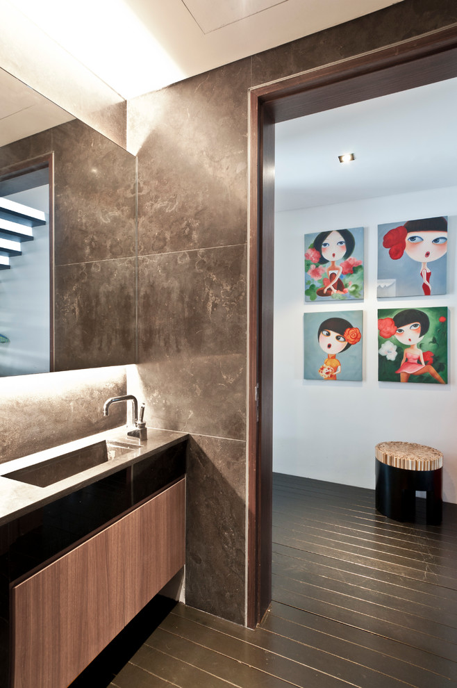 シンガポールにあるコンテンポラリースタイルのおしゃれな浴室 (一体型シンク、フラットパネル扉のキャビネット、中間色木目調キャビネット、茶色いタイル) の写真