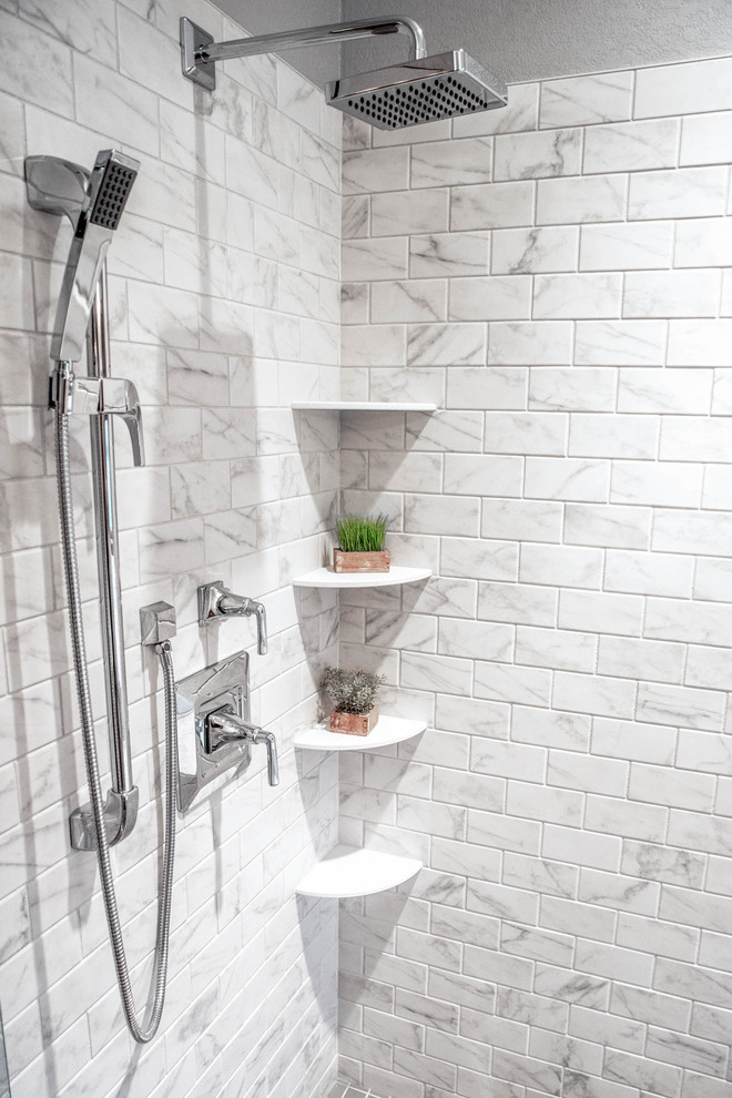 Inspiration för ett mellanstort lantligt en-suite badrum, med luckor med upphöjd panel, grå skåp, ett fristående badkar, en hörndusch, grå kakel, keramikplattor, grå väggar, vinylgolv, ett integrerad handfat, bänkskiva i akrylsten, brunt golv och dusch med gångjärnsdörr