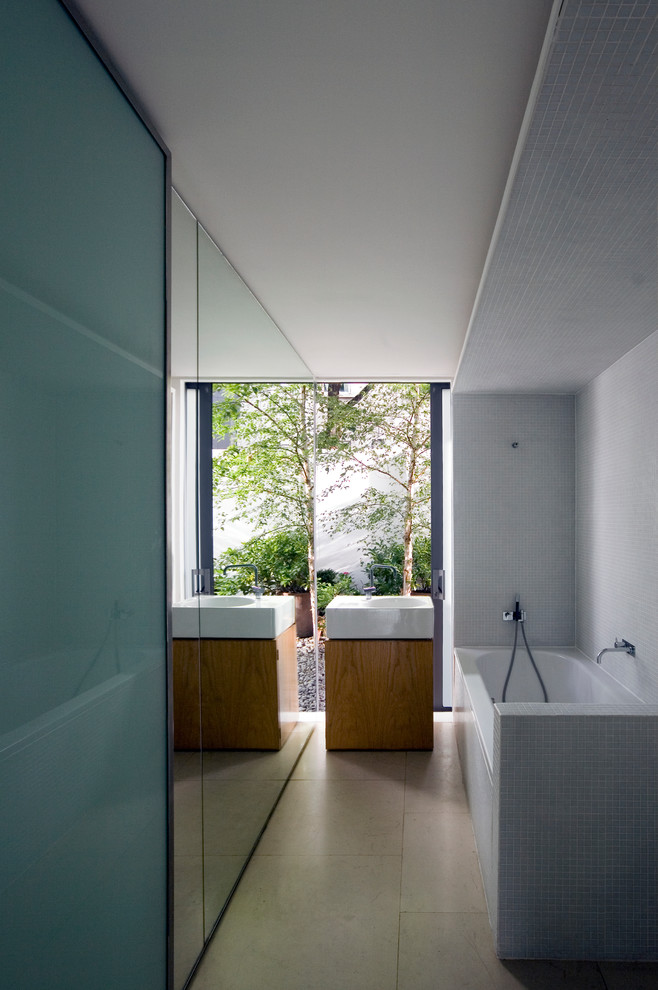 Réalisation d'une salle de bain design de taille moyenne avec une baignoire posée, WC suspendus, mosaïque et un lavabo de ferme.