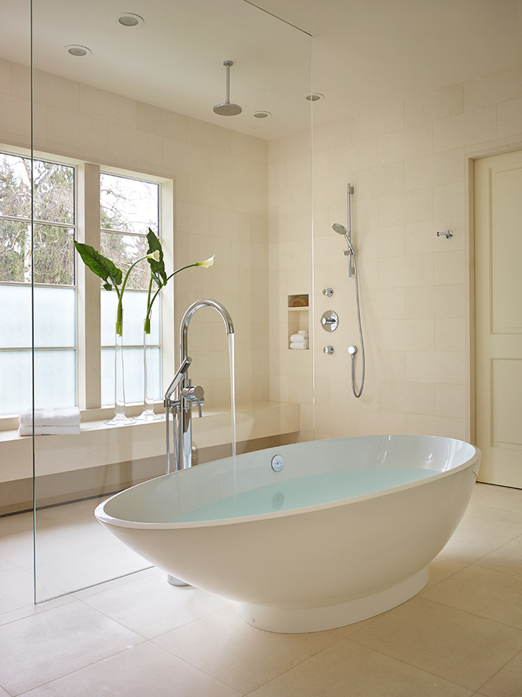 Idéer för stora vintage en-suite badrum, med ett fristående badkar, en öppen dusch, ett undermonterad handfat, marmorbänkskiva, beige kakel, kalkstensgolv och med dusch som är öppen