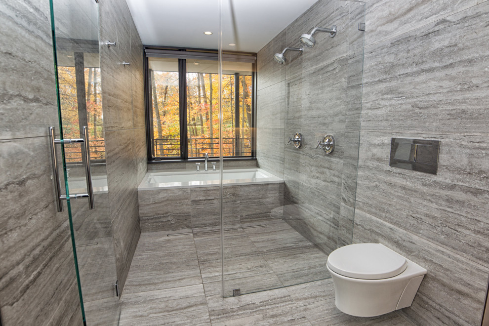 Esempio di una stanza da bagno padronale minimalista di medie dimensioni con vasca ad alcova, zona vasca/doccia separata, WC sospeso, piastrelle grigie, pareti grigie, pavimento grigio e porta doccia a battente