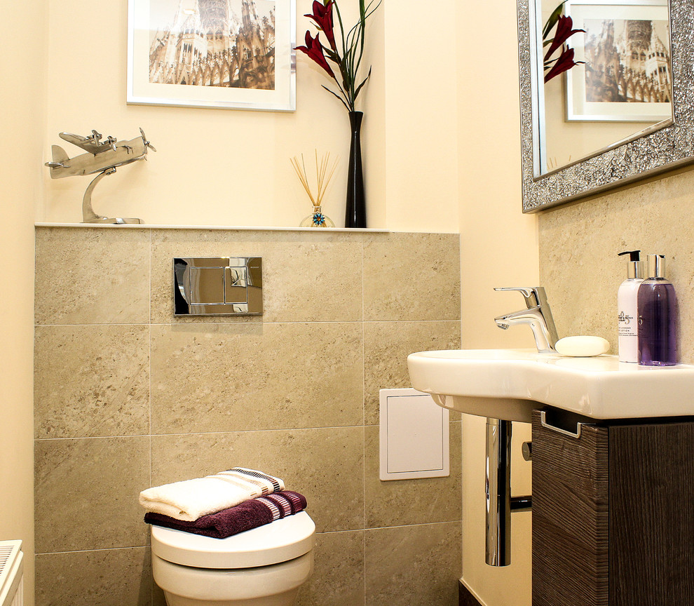 Foto de cuarto de baño actual de tamaño medio con sanitario de pared y baldosas y/o azulejos de piedra