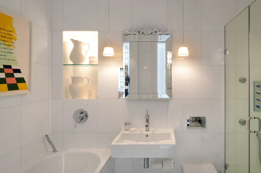 Inredning av ett nordiskt mellanstort en-suite badrum, med ett väggmonterat handfat, ett badkar i en alkov, en dusch i en alkov, vit kakel, keramikplattor, vita väggar och klinkergolv i keramik