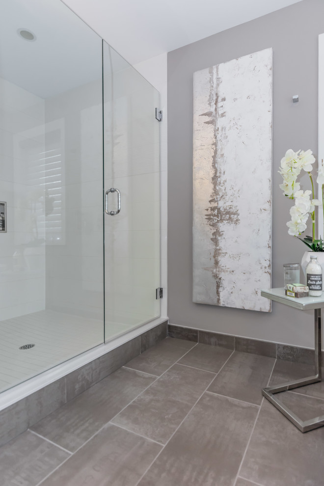Идея дизайна: большая ванная комната в современном стиле с угловым душем, желтыми стенами, полом из керамогранита, серым полом и душем с распашными дверями
