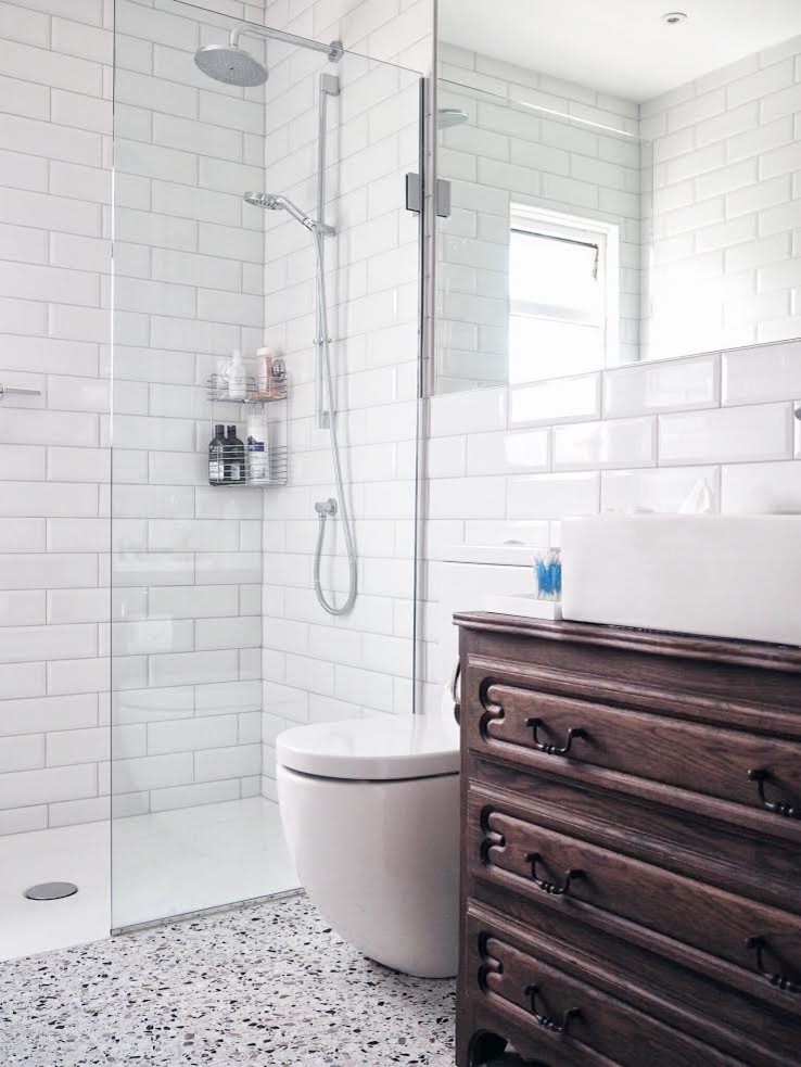 Идея дизайна: ванная комната в современном стиле с коричневыми фасадами, открытым душем, унитазом-моноблоком, белой плиткой, керамической плиткой, белыми стенами, разноцветным полом, открытым душем и полом из терраццо
