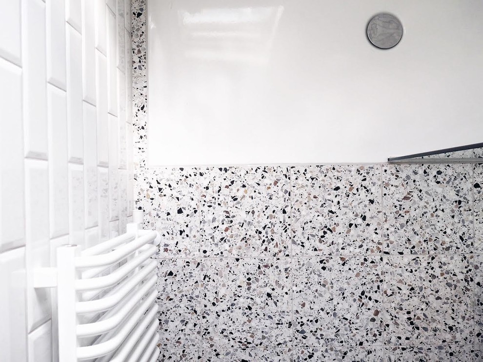 Ispirazione per una stanza da bagno contemporanea con pavimento alla veneziana