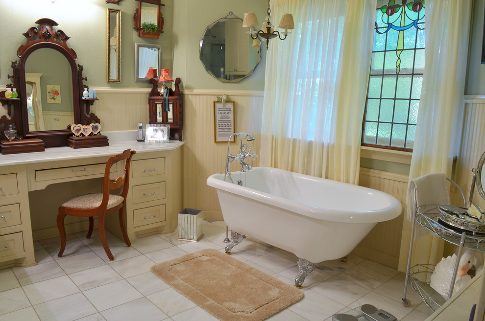 На фото: ванная комната в классическом стиле с окном с