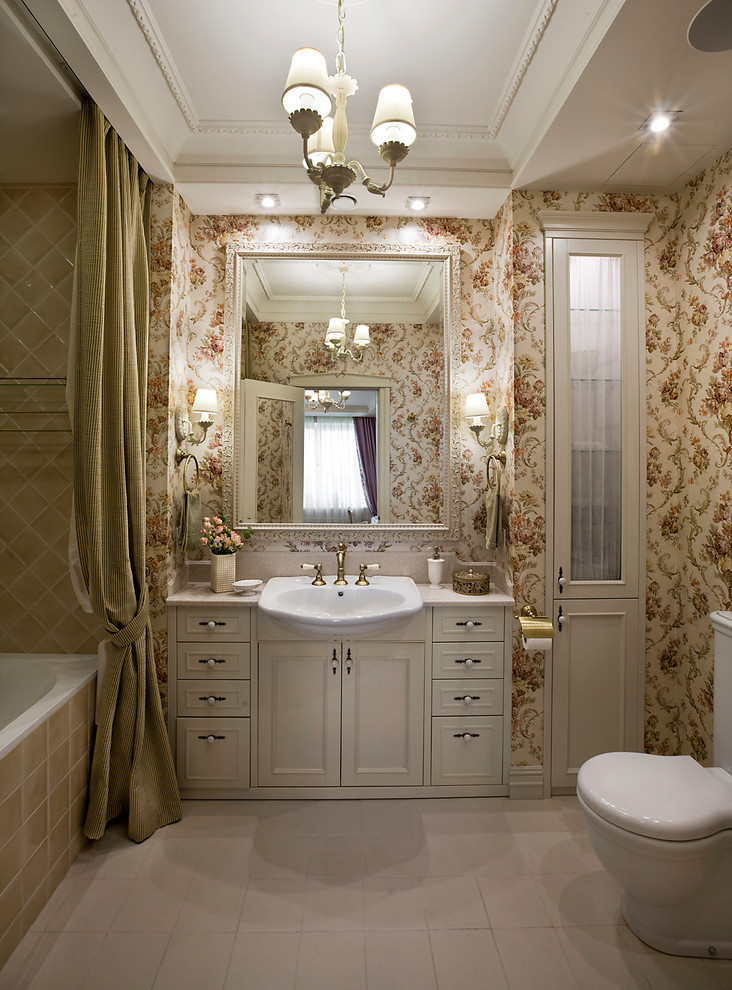 Пример оригинального дизайна: главная ванная комната в классическом стиле с бежевой плиткой, керамической плиткой, разноцветными стенами, полом из керамической плитки, белыми фасадами, накладной раковиной, фасадами с утопленной филенкой, ванной в нише и раздельным унитазом