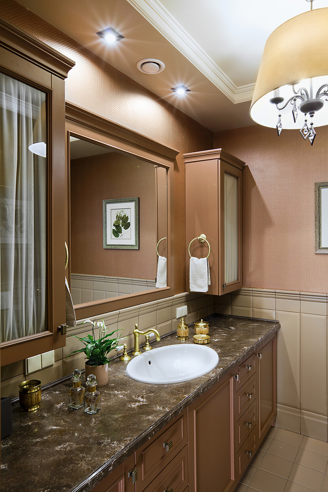 На фото: ванная комната в классическом стиле с бежевой плиткой, керамической плиткой, коричневыми стенами, полом из керамической плитки, накладной раковиной и коричневыми фасадами с