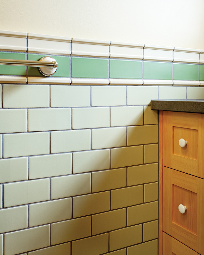 Imagen de cuarto de baño contemporáneo con puertas de armario de madera oscura y baldosas y/o azulejos de cerámica