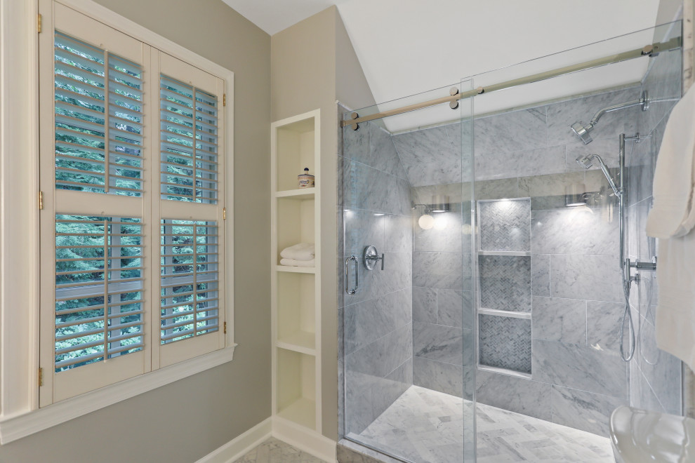 Exempel på ett litet modernt vit vitt en-suite badrum, med släta luckor, vita skåp, en öppen dusch, grå kakel, keramikplattor, beige väggar, klinkergolv i keramik, ett nedsänkt handfat, granitbänkskiva, beiget golv och dusch med skjutdörr