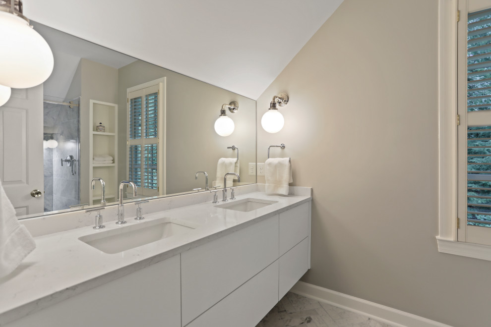 Idéer för att renovera ett litet funkis vit vitt en-suite badrum, med släta luckor, vita skåp, en öppen dusch, grå kakel, keramikplattor, beige väggar, klinkergolv i keramik, ett nedsänkt handfat, granitbänkskiva, beiget golv och dusch med skjutdörr