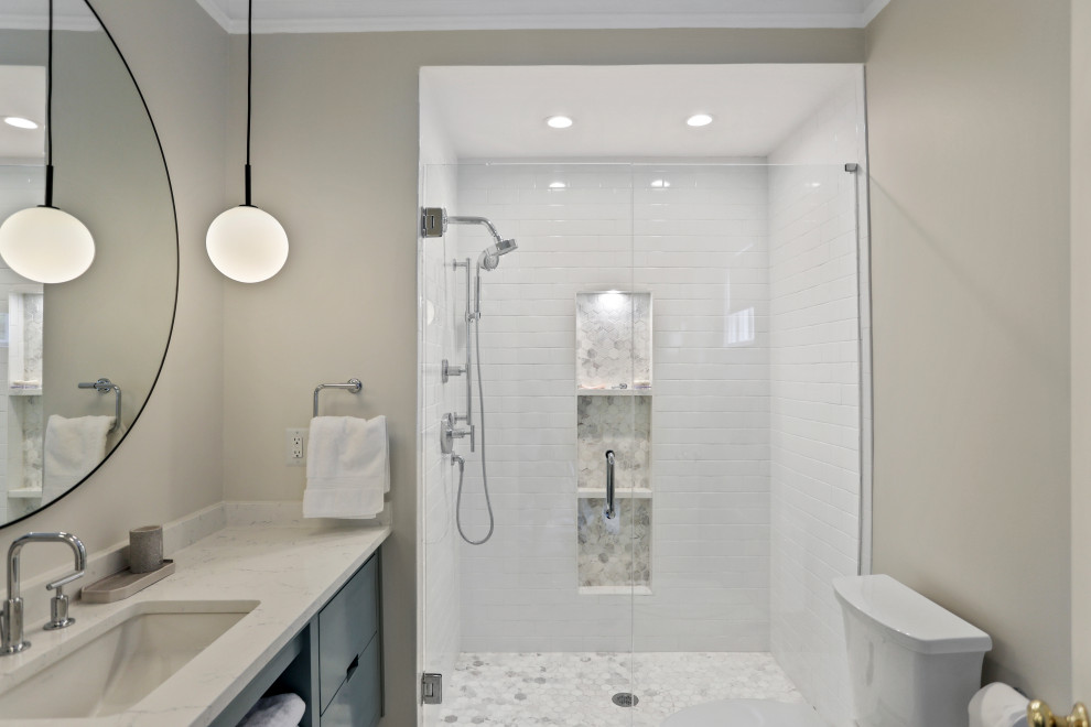 Пример оригинального дизайна: маленькая ванная комната в стиле модернизм с плоскими фасадами, бирюзовыми фасадами, открытым душем, белой плиткой, плиткой кабанчик, бежевыми стенами, полом из керамической плитки, столешницей из гранита, белым полом, душем с распашными дверями, белой столешницей, душевой кабиной и врезной раковиной для на участке и в саду