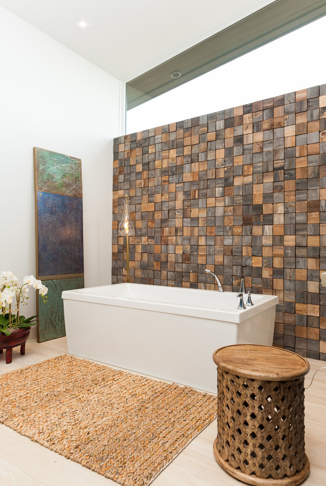 Foto de cuarto de baño principal y abovedado contemporáneo grande con bañera exenta, suelo de madera clara y suelo beige