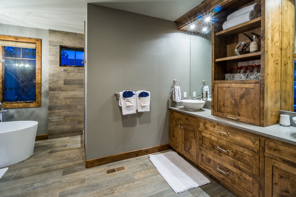 Idéer för stora rustika en-suite badrum, med skåp i mellenmörkt trä, ett japanskt badkar, en dusch i en alkov, flerfärgad kakel, keramikplattor, grå väggar, klinkergolv i keramik, ett fristående handfat, luckor med profilerade fronter och bänkskiva i kvartsit