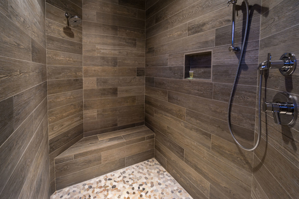 На фото: большая главная ванная комната в стиле рустика с серыми стенами, разноцветной плиткой, керамической плиткой, полом из галечной плитки и душем в нише