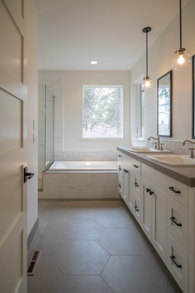 Diseño de cuarto de baño principal tradicional renovado de tamaño medio con lavabo encastrado, armarios estilo shaker, puertas de armario blancas, encimera de azulejos, bañera encastrada, ducha abierta y suelo de baldosas de porcelana