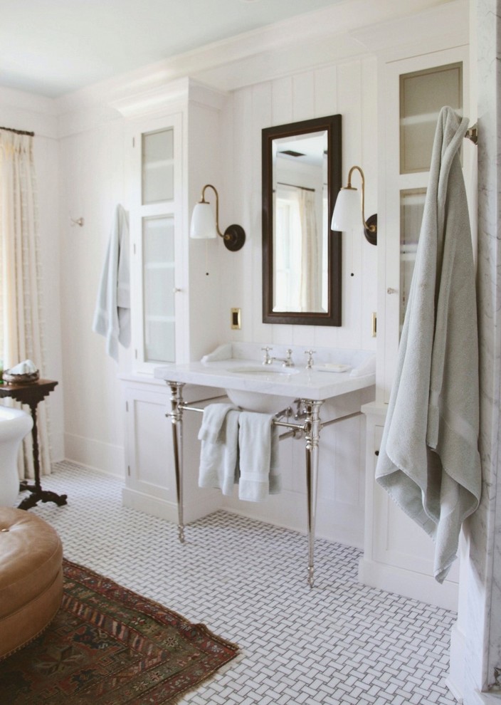 Esempio di una stanza da bagno padronale country di medie dimensioni con ante di vetro, ante bianche, piastrelle bianche, piastrelle in ceramica, pareti bianche e lavabo sospeso