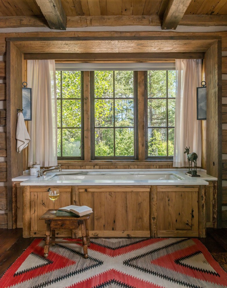 На фото: ванная комната в стиле рустика
