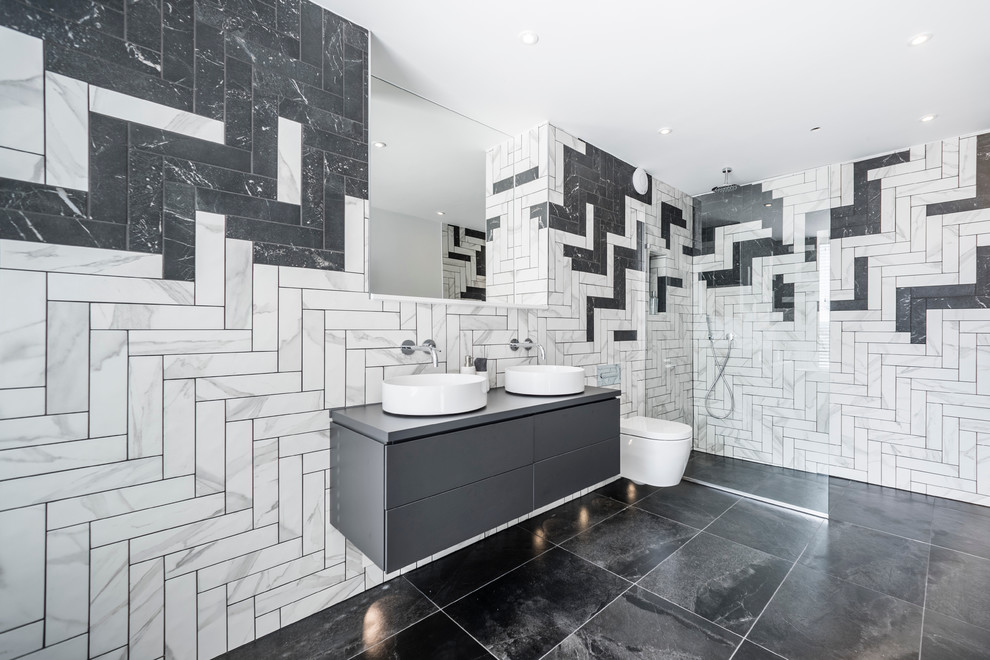 Inspiration för moderna badrum med dusch, med släta luckor, grå skåp, svart kakel, svart och vit kakel, flerfärgad kakel, vit kakel, flerfärgade väggar, svart golv, med dusch som är öppen, marmorkakel och marmorgolv