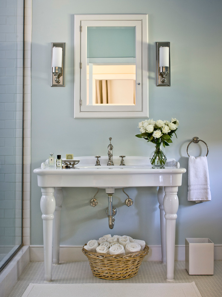 Mittelgroßes Country Badezimmer En Suite mit Waschtischkonsole, weißen Fliesen, Metrofliesen, blauer Wandfarbe und Mosaik-Bodenfliesen in New York