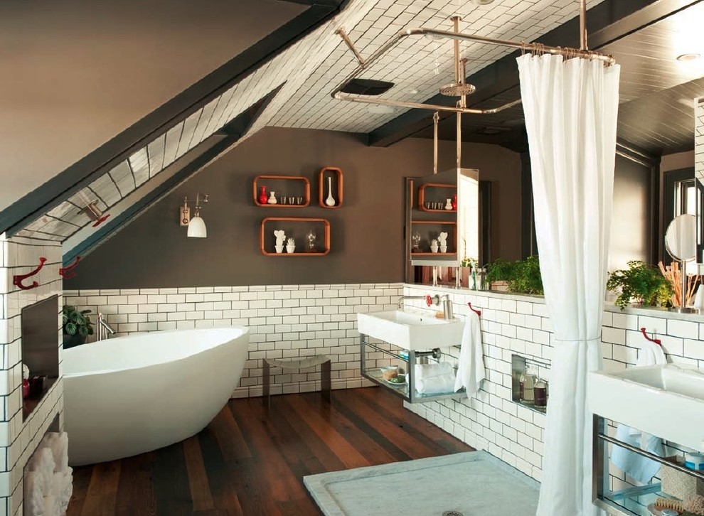 Inredning av ett lantligt stort en-suite badrum, med ett fristående badkar, en öppen dusch, vit kakel, tunnelbanekakel, bruna väggar, mörkt trägolv, ett väggmonterat handfat och dusch med duschdraperi