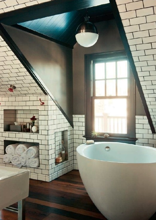 Идея дизайна: большая главная ванная комната в стиле кантри с отдельно стоящей ванной, открытым душем, белой плиткой, плиткой кабанчик, коричневыми стенами, темным паркетным полом и подвесной раковиной