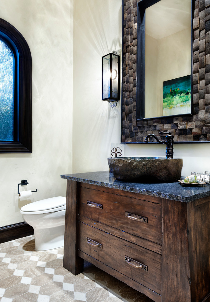 オースティンにある地中海スタイルのおしゃれな浴室 (ベッセル式洗面器、濃色木目調キャビネット、白い壁、フラットパネル扉のキャビネット) の写真