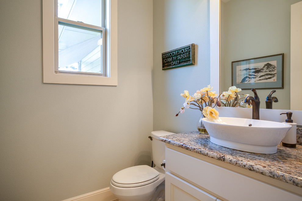 Idéer för ett litet klassiskt badrum för barn, med skåp i shakerstil, vita skåp, en dusch/badkar-kombination, beige kakel, keramikplattor, gröna väggar, klinkergolv i keramik, ett fristående handfat och granitbänkskiva