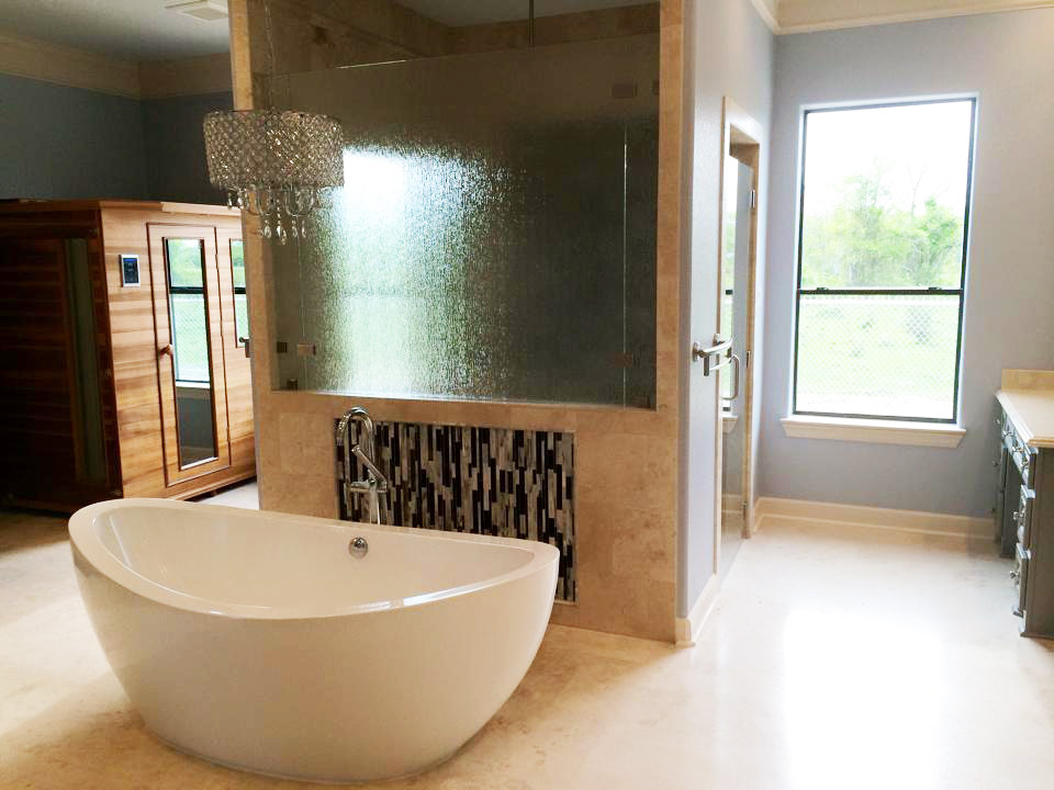Inspiration för ett mellanstort eklektiskt en-suite badrum, med luckor med infälld panel, grå skåp, granitbänkskiva, ett fristående badkar, en dubbeldusch, beige kakel, stenkakel, blå väggar och travertin golv