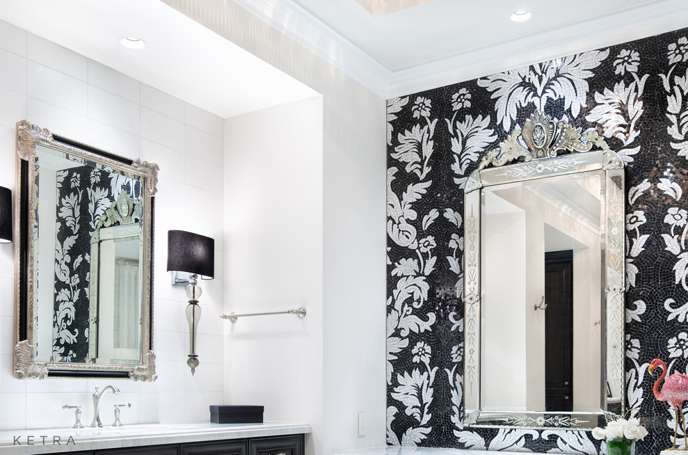 Стильный дизайн: большая главная ванная комната в стиле фьюжн с стеклянными фасадами, черными фасадами, ванной на ножках, открытым душем, черно-белой плиткой, плиткой мозаикой, белыми стенами, накладной раковиной, открытым душем и белой столешницей - последний тренд
