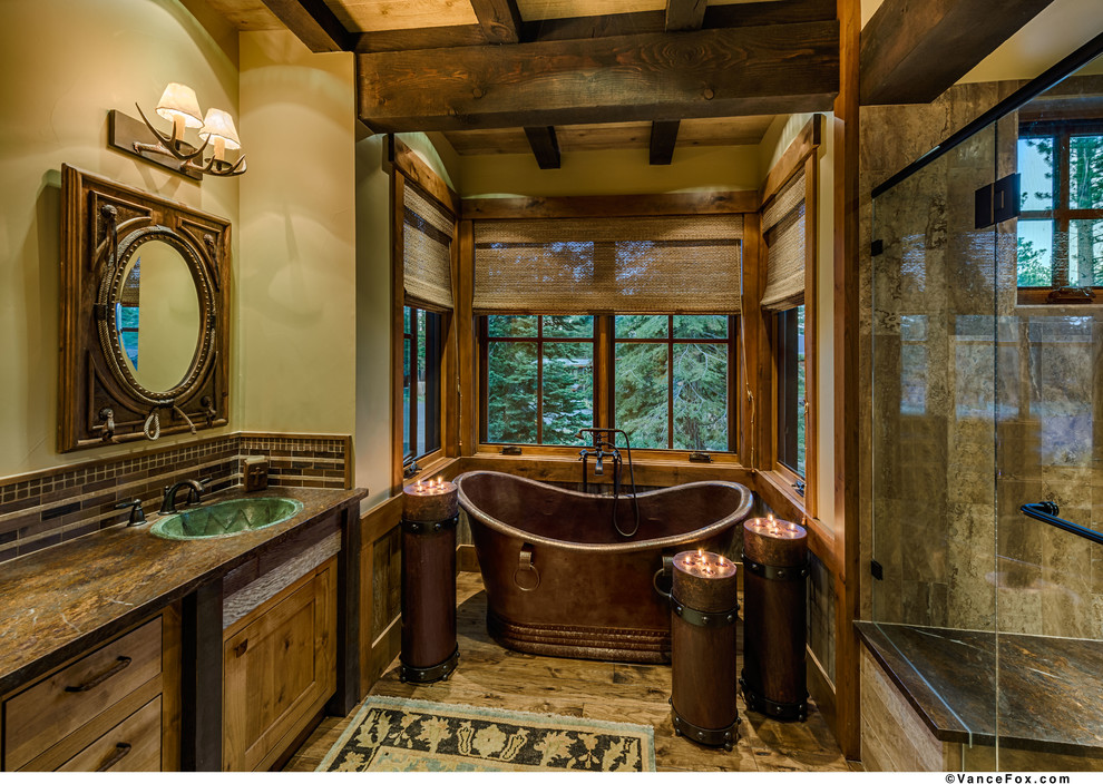 Immagine di una stanza da bagno stile rurale con lavabo da incasso, vasca freestanding e doccia alcova
