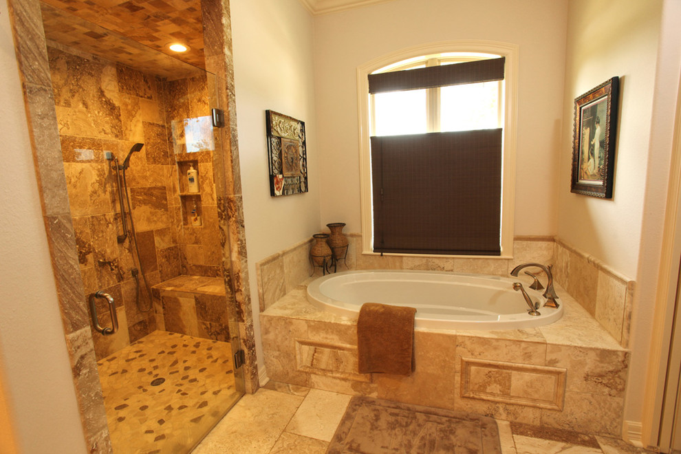 Idéer för ett klassiskt badrum, med ett undermonterad handfat, luckor med upphöjd panel, svarta skåp, marmorbänkskiva, ett platsbyggt badkar, en dusch i en alkov, en toalettstol med hel cisternkåpa, beige kakel och stenkakel
