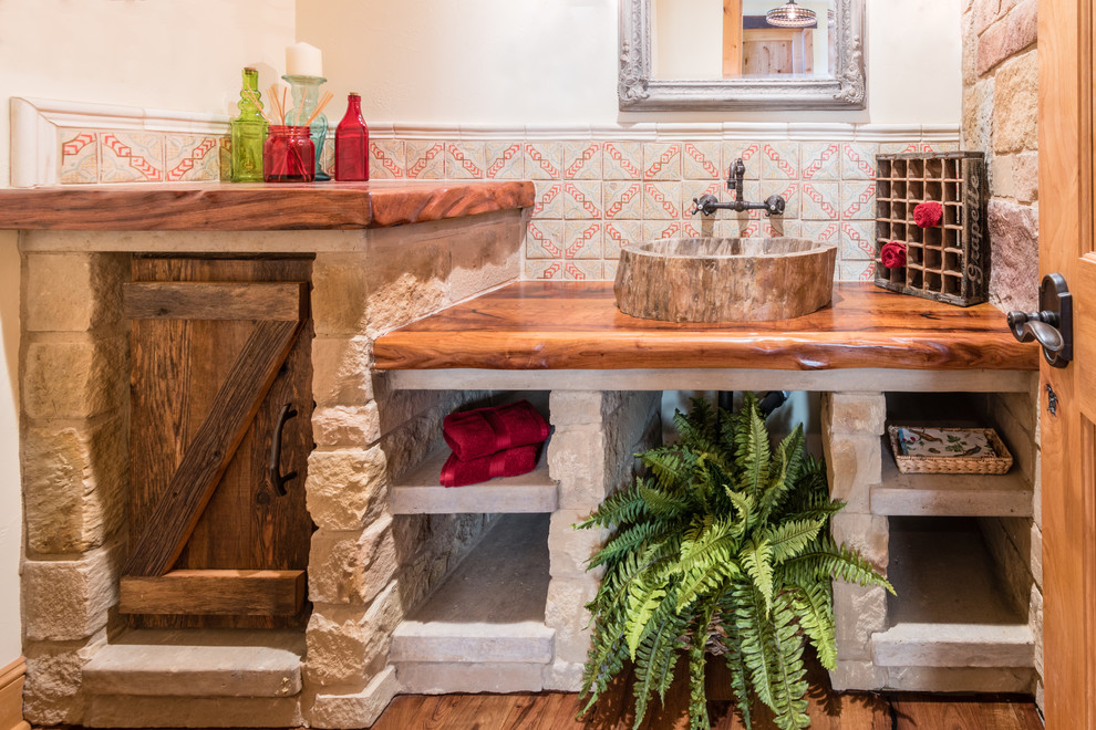 Kleines Mediterranes Duschbad mit farbigen Fliesen, Keramikfliesen, dunklem Holzboden, Aufsatzwaschbecken, Waschtisch aus Holz und offenen Schränken in Austin