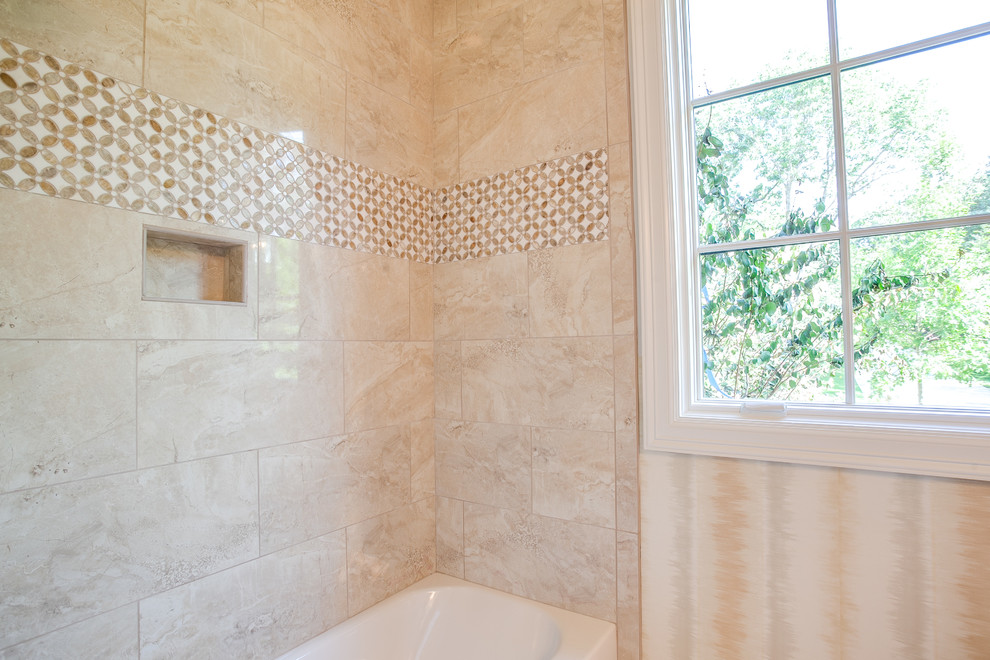 Idéer för mellanstora rustika badrum med dusch, med luckor med upphöjd panel, vita skåp, en dusch/badkar-kombination, beige kakel, keramikplattor, flerfärgade väggar, klinkergolv i keramik, ett undermonterad handfat och granitbänkskiva
