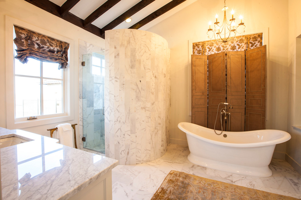 Landhaus Badezimmer mit Unterbauwaschbecken und freistehender Badewanne in Austin