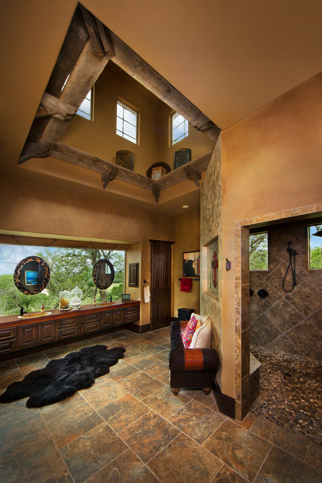 Idee per una stanza da bagno mediterranea con ante con bugna sagomata, ante in legno bruno, doccia alcova, piastrelle marroni e pareti marroni