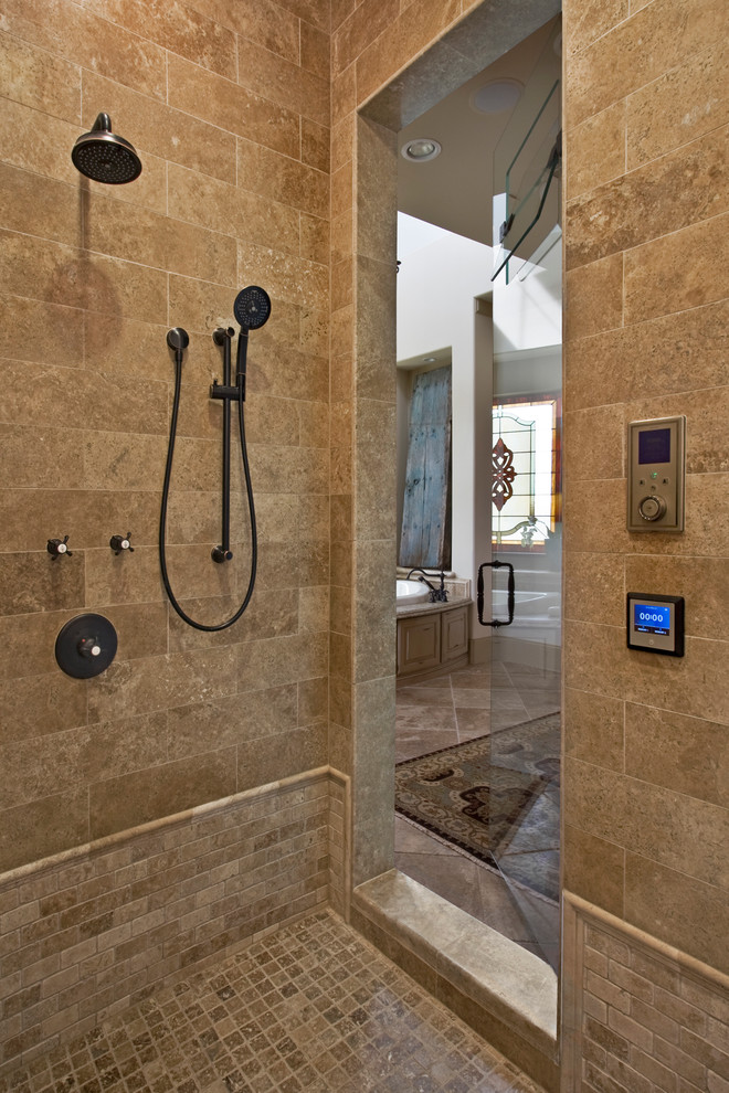 На фото: большая главная ванная комната в классическом стиле с бежевой плиткой и плиткой из листового камня с