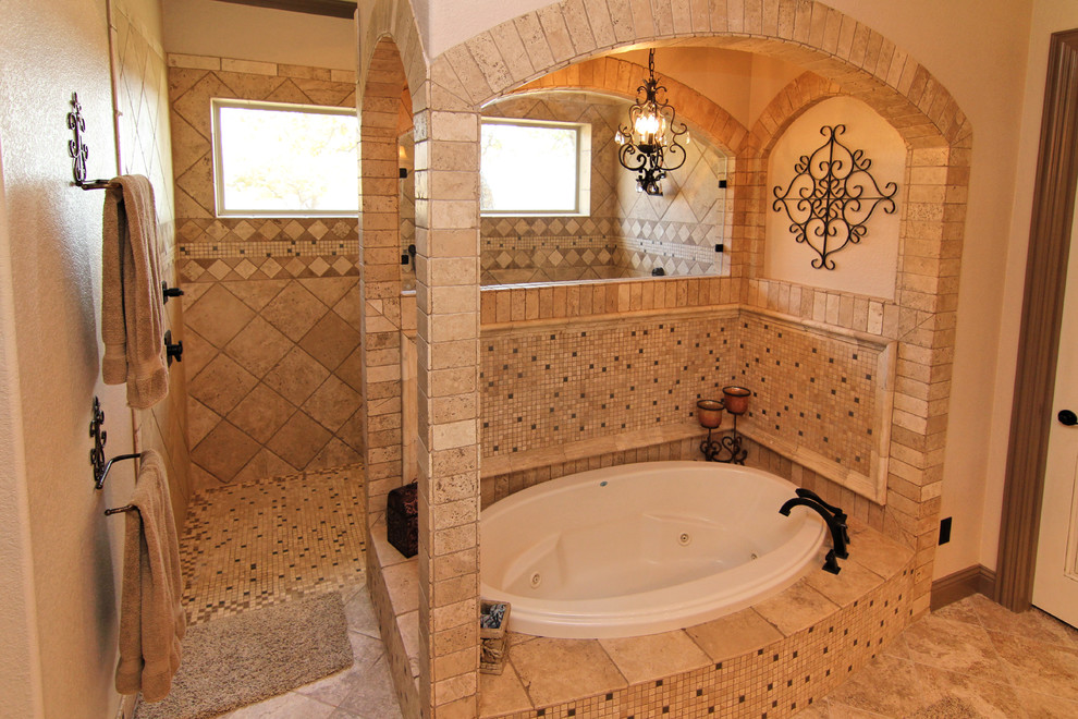 Idee per una stanza da bagno padronale mediterranea di medie dimensioni con doccia aperta, piastrelle beige, piastrelle in ceramica, pareti beige, pavimento in gres porcellanato, vasca da incasso, pavimento beige e doccia aperta