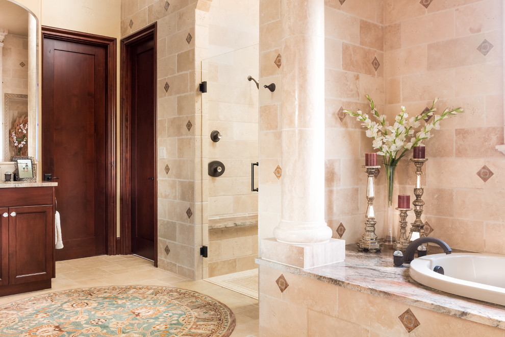 На фото: большая ванная комната в средиземноморском стиле с фасадами островного типа, темными деревянными фасадами, унитазом-моноблоком, разноцветной плиткой, стеклянной плиткой, разноцветными стенами, полом из травертина, настольной раковиной, столешницей из гранита и разноцветным полом