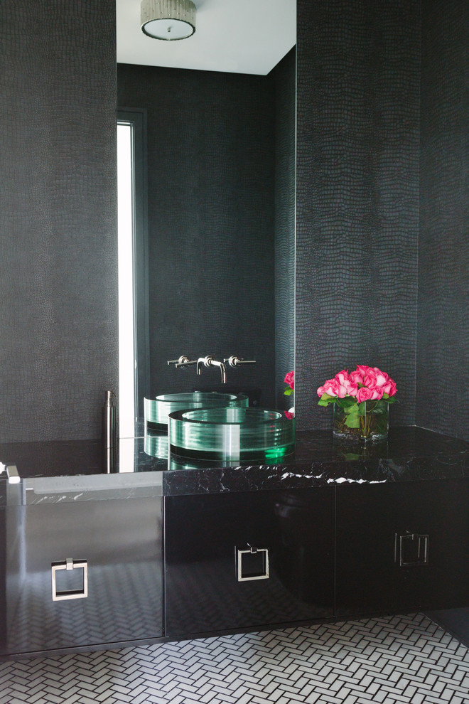 Immagine di una stanza da bagno moderna di medie dimensioni con ante a filo, ante nere, pareti nere, pavimento con piastrelle a mosaico, lavabo da incasso, top piastrellato, pavimento multicolore e top nero